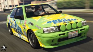 Image avant de la voiture japonaise Karin Futo dans GTA Online. La carrosserie est peinte en vert pomme et dispose de décalcomanies jaunes avec la mention "Auto Exotic". Le pare-chocs dispose de quatre phares de rallye.
