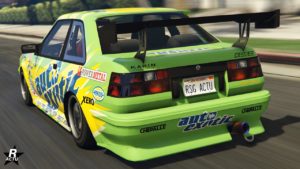 Vue arrière du véhicule Karin Futo dans le jeu vidéo GTA Online. La voiture est peinte en vert pomme et elle a un grand aileron en carbone sur le coffre arrière.