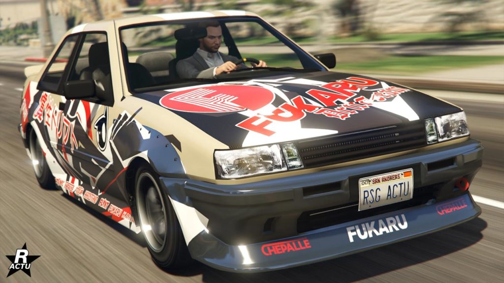 L'avant de la voiture Karin Futo dans le jeu de Rockstar Games, Grand Theft Auto Online. Le véhicule dispose d'une peinture duochrome beige et grise, d'une décalcomanie japonaise sur sa carrosserie, ainsi qu'un capot en carbone.