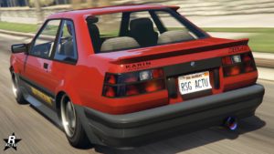Image présentant l'arrière de la voiture Karin Futo dans le jeu vidéo GTA Online. Sa peinture est duochrome en rouge et gris.