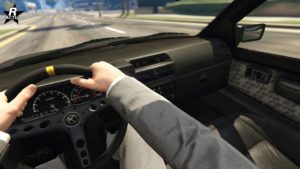 Image de l'habitacle intérieur de la voiture Karin Futo du point de vue du conducteur.