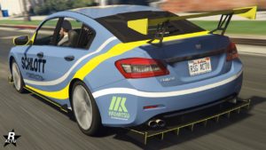 Vue arrière de la berline japonaise Dinka Chavos V6, sa peinture est bleu ciel et dispose d'un motif jaune sur sa carrosserie. Un diffuseur de course en carbone est présent sous le pare-chocs arrière.