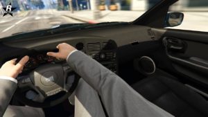 Image présentant le point de vue du conducteur lors de la conduite de la voiture japonaise Dinka Chavos V6 dans le jeu vidéo GTA Online.