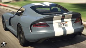 Image présentant l'arrière de la voiture Bravado Banshee GTS dans GTA Online. Le véhicule de sport est de couleur grise et une double bande blanche recouvre la carrosserie verticalement.