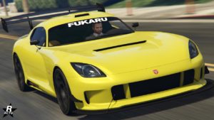 Vue avant de la voiture de sport Bravado Banshee GTS dans le jeu vidéo GTA Online. La carrosserie est peinte en jaune et un pare-soleil géant se trouve au-dessus du pare-brise avec l'écriteau "Fukaru".