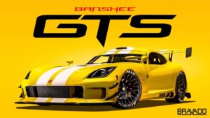 Image promotionnelle de GTA Online de la Bravado Banshee GTS, la voiture est peinte en jaune avec deux bandes blanches sur le capot. Le fond de l'image est également jaune et au-dessus du véhicule, il est écrit "Banshee GTS".