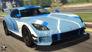 L'avant de la voiture Bravado Banshee GTS, sa peinture est bleu ciel et elle est recouverte de décalcomanie de formes géométriques blanches.