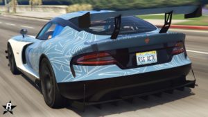 Vue arrière du véhicule Bravado Banshee GTS dans GTA Online, la voiture est peinte en bleu ciel et a des motifs géométriques blancs sur sa carrosserie.