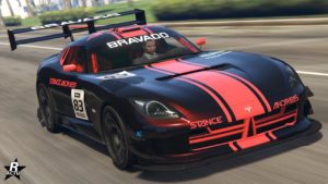 Image présentant la voiture de GTA Online, Bravado Banshee GTS, de devant. Le véhicule dispose d'une peinture noire recouvrant sa carrosserie, ainsi que des décalcomanies de course rouges.