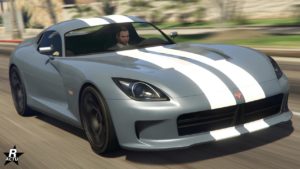 Image avant de la voiture de sport américaine Bravado Banshee GTS dans le jeu vidéo GTA Online, elle est de couleur grise et elle dispose d'une décalcomanie d'une double bande blanche.