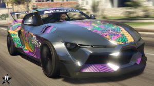 Image présentant l'avant de la voiture Dinka Jester RR Large dans le jeu vidéo GTA Online. La carrosserie du véhicule est de couleur gris métallisé.