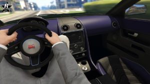 Point de vue du conducteur lors de la conduite dans le jeu vidéo GTA Online, de la voiture japonaise Dinka Jester RR Large. Son tableau de bord est de couleur mauve.