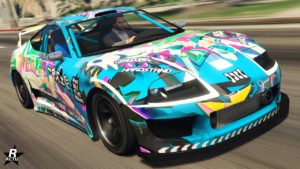 Image de l'avant de la voiture de sport Dinka Jester Classique dans le jeu vidéo GTA Online. Sa peinture est bleue, tandis qu'un motif Princess Robot Bubblegum recouvre en grande partie le véhicule.
