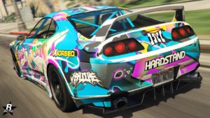 Image présentant l'arrière de la voiture Dinka Jester Classique dans GTA Online. Elle est peinte intégralement en bleu vif et sa carrosserie dispose d'une décalcomanie aux couleurs de l'animé Princess Robot Bubblegum.