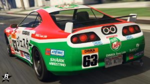 Vue arrière du véhicule Dinka Jester Classique, sa peinture est blanche, verte et rouge et des décalcomanies de course sont présentes.