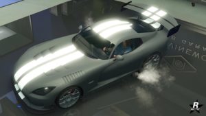 Groupe de décalcomanie "Bandes blanches" présent sur la carrosserie de la Banshee GTS.