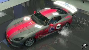 Motif "Course Kabel" sur la Banshee GTS, l'une des décalcomanies sur la carrosserie porte le numéro de course 34.