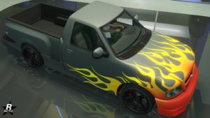 Motif "Flammes" sur le capot de la voiture américaine.