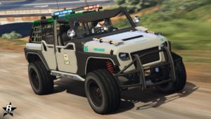 Image présentant l'avant de la voiture Canis Terminus de patrouille dans le jeu vidéo GTA Online. La voiture de police circule sur un chemin de terre dans les bois, sa carrosserie est peinte beige avec quelques éléments en noir et vert. Une décalcomanie de la brigade forestière apparaît sur les portières.