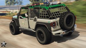 Vue arrière de la voiture de police Canis Terminus de patrouille dans GTA Online. Le véhicule dispose d'une peinture beige et se trouve en mouvement sur un chemin forestier. Elle ne dispose pas de toit, ni de lunette arrière où un filet remplace les vitres. La voiture dispose d'un motif sur les portières indiquant qu'elle appartient à la brigade forestière.