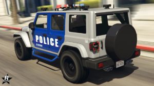 Image donnant un aperçu de l'arrière du véhicule de flic Canis Terminus de patrouille dans le jeu vidéo GTA Online. La carrosserie est peinte en grise et bleue pour ses portières, qui indique qu'il s'agit d'une voiture de police du quartier de Rockford Hills.