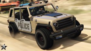 Vue avant de la voiture de police tout-terrain "Canis Terminus de patrouille" dans GTA Online. Le véhicule circule sur un chemin de campagne, la carrosserie est peinte en beige et en grise. La partie centrale du capot est de couleur noire.