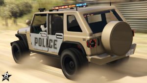 Image d'une vue arrière du bolide de flic tout-terrain "Canis Terminus de patrouille" dans GTA Online. La voiture est de couleur beige à l'exception des portières qui sont grises et sans fenêtres. Une roue de secours est accrochée à l'arrière. Une décalcomanie noire recouvre les portières latérales en indiquant "police".