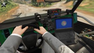 Image du point de vue du conducteur lors de la conduite de la voiture tout-terrain Canis Terminus de patrouille dans le jeu vidéo GTA Online. Le véhicule de flic dispose d'un ordinateur de bord embarqué ainsi qu'une radio de police sur le tableau de bord.