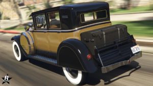 L'Albany Roosevelt Valor vue de l'arrière dans le jeu vidéo GTA Online, elle est peinte en or et en noire. Une malle noire se trouve accrochée à l'arrière au-dessus du pare-chocs. Une partie des roues arrière est cachée par une aile latérale chaque côté.