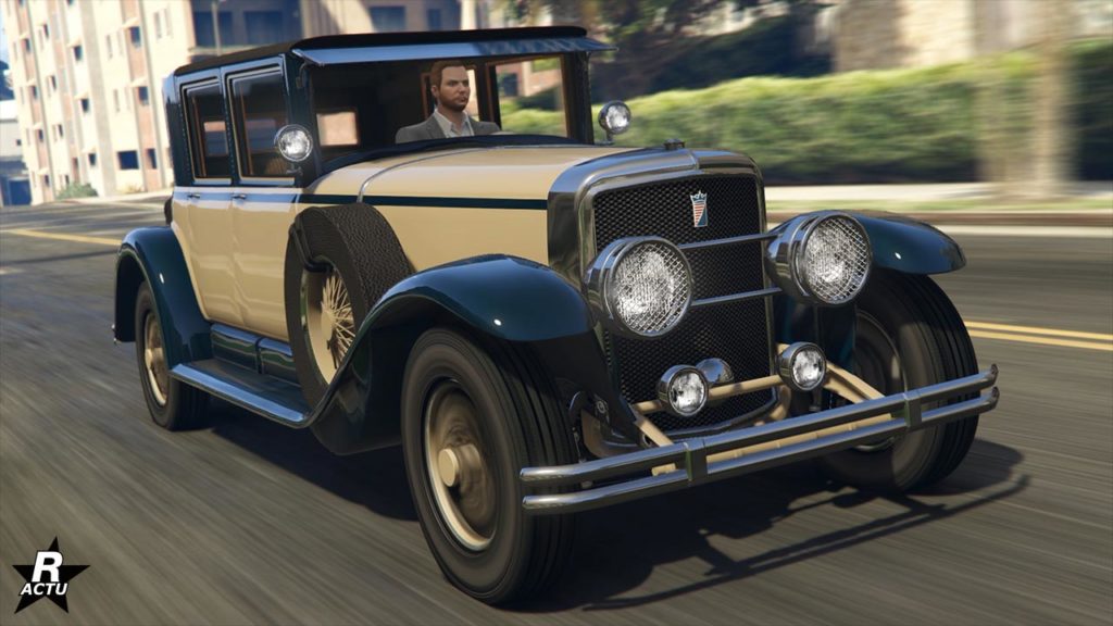 Image d'une berline des années 1920 dans GTA Online, il s'agit de l'Albany Roosevelt qui est présentée par l'avant, la voiture dispose d'une peinture duochrome beige et noire.