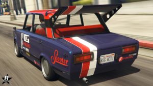 Image de l'arrière de la voiture Rune Cheburekdans le jeu GTA Online. Le véhicule est peint en mauve, et en rouge pour son toit. Un grand aileron de course est fixé au niveau de la vitre arrière.