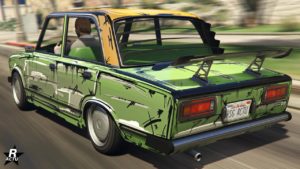 Vue arrière de la sportive classique Rune Cheburek. Le véhicule est peint en vert, sauf le toit qui est lui de couleur jaune. Un aileron en carbone est fixé sur le coffre à l'arrière de la voiture de GTA Online.