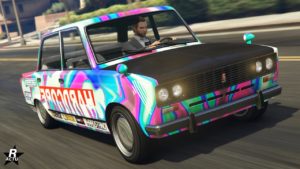 Image de l'avant de la voiture Rune Cheburek, elle dispose sur sa carrosserie d'un motif multicolore et d'un capot en carbone, un joueur de GTA Online la conduit et ses phares avant circulaires jaunes sont allumés.