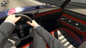 Vue intérieure de l'habitacle de la voiture Rune Cheburek du point de vue du conducteur.