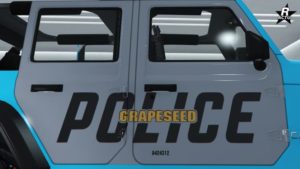 Vinyle "LSPD (Grapeseed)" sur la carrosserie avec une vue proche sur les portières.