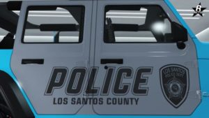 Vue proche présentant le motif "Police des autoroutes de LS (discret)" sur la carrosserie de la voiture Canis Terminus de patrouille.