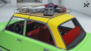 Galerie de toit avec plein de bagages.