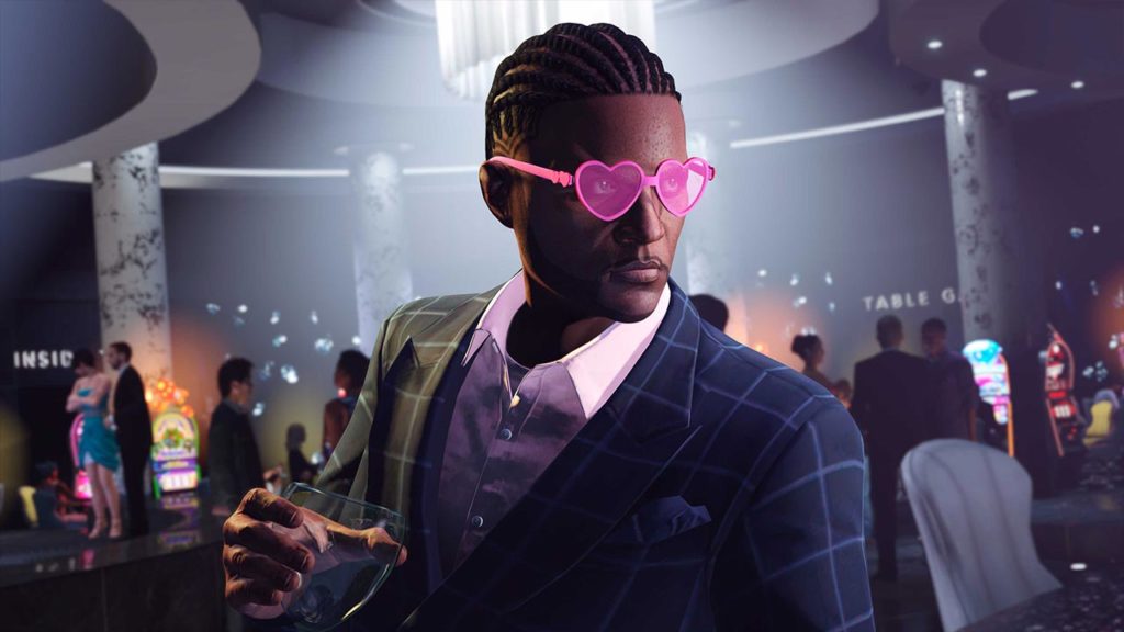 Un personnage de GTA Online portant les lunettes à cœurs rose à l'interieur du Diamond Casino.