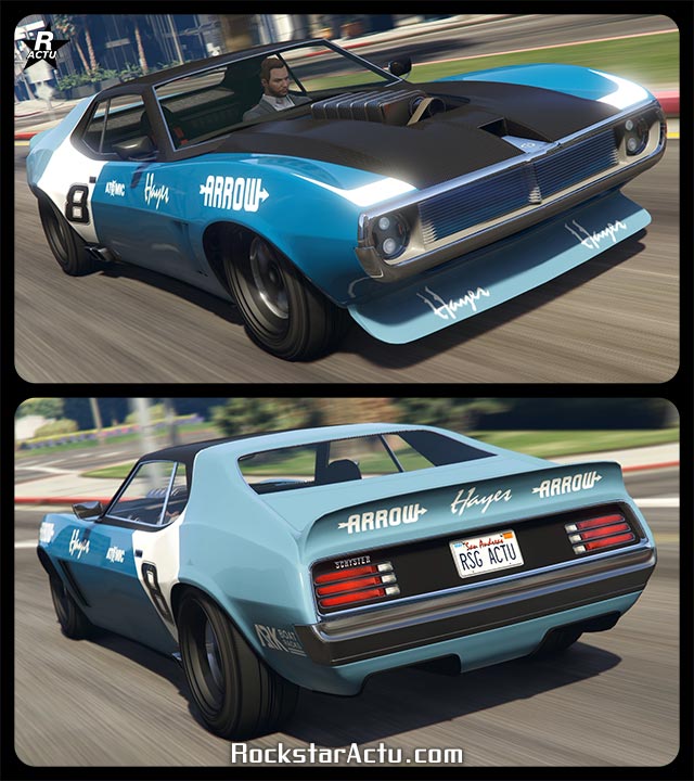 Voiture de type Muscle Car américaine, Schyster Deviant, sur une route ensoleillée de Los Santos dans le jeu vidéo GTA Online de Rockstar Games. Le véhicule est peint en bleu avec des décalcomanies de bandes verticales blanche et bleu clair. La capot à l'avant est fait en fibre de carbone noir, tandis qu'une partie du moteur du bolide dépasse de se même capot.