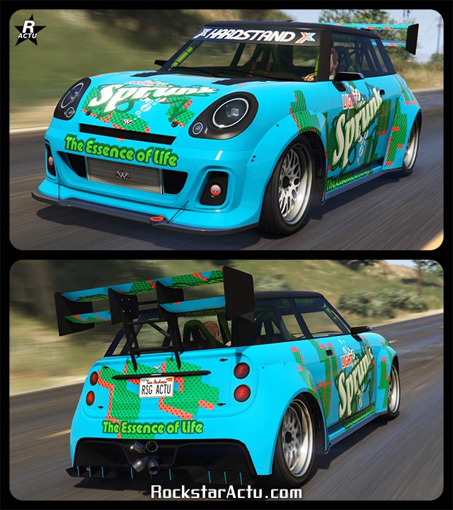 Voiture de course anglaise Weeny Issi Sport sur une route dans le jeu vidéo GTA Online. Le véhicule est présenté sur l'image avec une peinture bleu fluo et une décalcomanie de course de la boisson gazeuse "Sprunk".