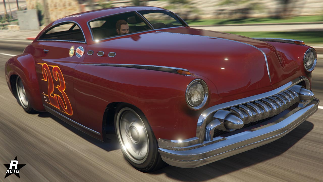Vue avant de la voiture Albany Hermes circulant sur une route de GTA Online, elle est peinte en rouge gracieux, tandis que sur la portière latérale se trouve une décalcomanie de course.