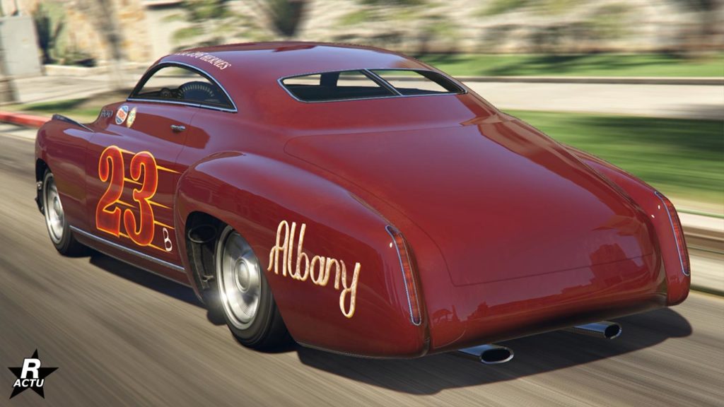 Image présentant l'arrière du bolide Albany Hermes de GTA Online, la voiture est peinte en rouge et les côtés latéraux sont recouvert de décalcomanies de course.
