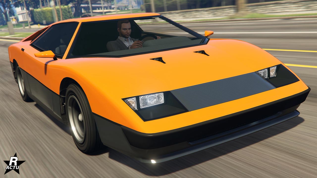 Vue avant du véhicule anglais Ocelot Stromberg, la voiture se trouve en circulation sur une route du jeu GTA Online. Elle dispose d'une peinture duochrome, orange pour la partie supérieure de la carrosserie et gris métallisé pour le bas de caisse.