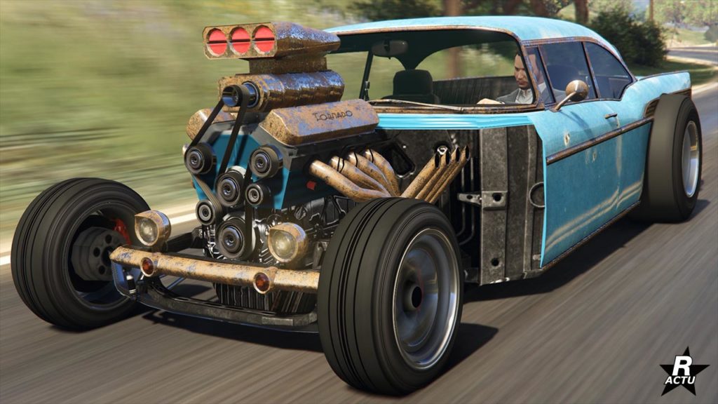 Vue avant de la voiture hot rod "Declasse Tornado rat rod" dans le jeu vidéo GTA Online de Rockstar Games. Le véhicule est peint en bleu clair sur l'image. La carrosserie autour du moteur est totalement absente, laissant apparaître entièrement le moteur qui à un turbocompresseur et des pots d'échappements latéraux.