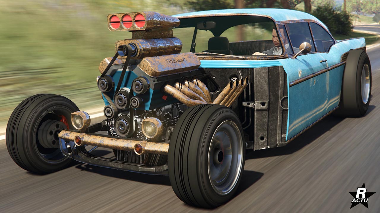 Vue avant de la voiture hot rod "Declasse Tornado rat rod" dans le jeu vidéo GTA Online de Rockstar Games. Le véhicule est peint en bleu clair sur l'image. La carrosserie autour du moteur est totalement absente, laissant apparaître entièrement le moteur qui à un turbocompresseur et des pots d'échappements latéraux.