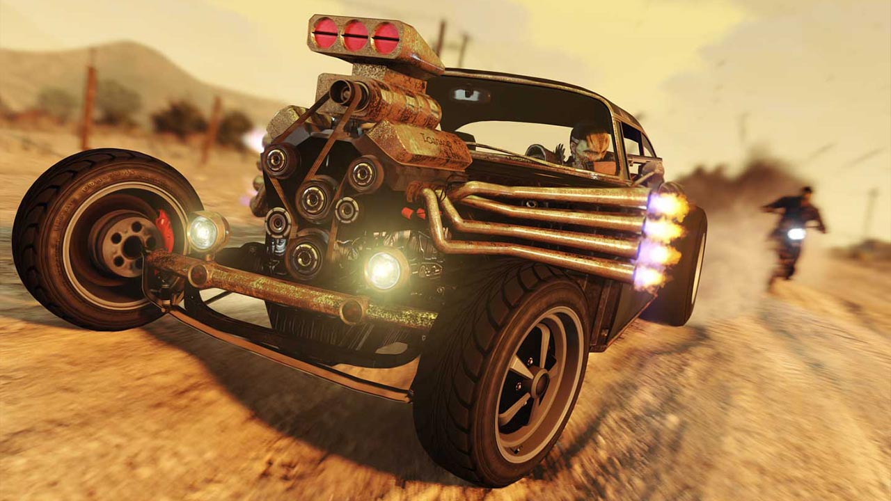 Une voiture Declasse Tornado rat rod sur un chemin de sable dans GTA Online, le véhicule est poursuivit par une moto.