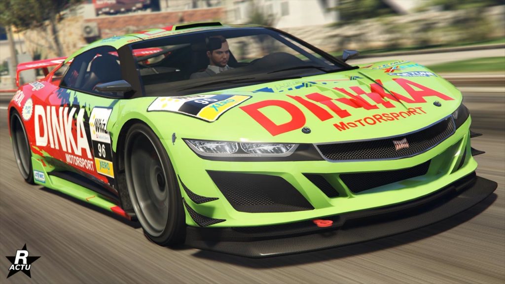Image présentant l'avant de la voiture japonaise Dinka Jester dans sa version motorsport. Le véhicule de GTA Online dispose d'une peinture vert fluo sous la décalcomanie de course rouge qui recouvre une partie du bolide. Sur le pare-chocs avant se trouve des moustaches et un splitter en carbone pour améliorer son aérodynamisme.