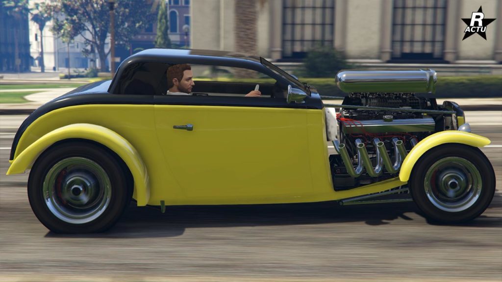 Vue latérale de la voiture Vapid Hotknife dans le jeu GTA Online. Le véhicule est peint en jaune à l'exception du toit qui est peint en noir. Le bloc moteur est clairement visibles avec son turbocompresseur et ses pots d'échappements latéraux.