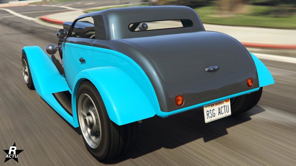 Vue avant de la voiture Vapid Hotknife dans le jeu vidéo Grand Theft Auto Online. Le Hot Road dispose d'une peinture en deux tons, bleu ultra vif et gris métallisé pour son coffre et toit.