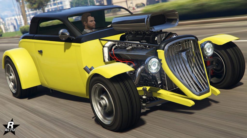 Image présentant l'avant du hot road américain Vapid Hotknife dans GTA Online. La grosse cylindrée est peinte en jaune à l'exception du toit qui se trouve être peint en noir. Les ailes latérales qui sont de base sur le véhicule ont été retirées pour ne laisser que des garde-boue. L'habitacle du moteur est totalement ouvert à l'exception de sa calandre qui est toujours présente, laissant apparaître le bloc moteur et son turbocompresseur installé au-dessus de celui-ci.